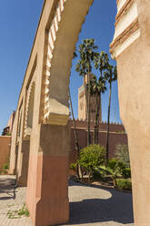 Blick auf die Koutoubia-Moschee, UNESCO-Weltkulturerbe, durch den Torbogen bei Tageslicht, Marrakesch, Marokko, Nordafrika, Afrika - RHPLF05245