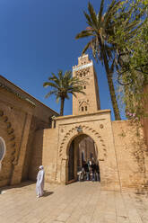 Blick auf die Koutoubia-Moschee, UNESCO-Weltkulturerbe, und den Torbogen bei Tageslicht, Marrakesch, Marokko, Nordafrika, Afrika - RHPLF05247