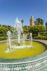 Blick auf die Koutoubia-Moschee und den Springbrunnen im Parc Lalla Hasna bei Tag, Marrakesch, Marokko, Nordafrika, Afrika - RHPLF05248