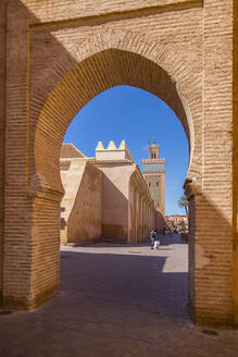 Blick auf die Moulay El Yazid Moschee, eingerahmt von einem Torbogen, Marrakesch, Marokko, Nordafrika, Afrika - RHPLF05251