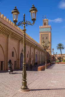 Blick auf die Moulay-El-Yazid-Moschee, eingerahmt von einem verzierten Laternenpfahl, Marrakesch, Marokko, Nordafrika, Afrika - RHPLF05252