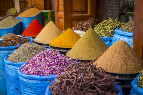 Säcke mit Kräutern und Gewürzen zum Verkauf auf dem Souk in der Altstadt, Medina, Marrakesch, Marokko, Nordafrika, Afrika - RHPLF05254