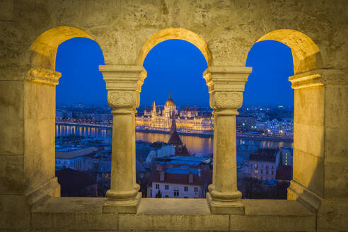 Blick auf das Parlamentsgebäude von der Fischerbastei in der Abenddämmerung, Budaer Burgberg, Budapest, Ungarn, Europa - RHPLF05261