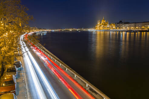 Lichterkette entlang der Donau und ungarisches Parlamentsgebäude bei Nacht, Budapest, Ungarn, Europa - RHPLF05263