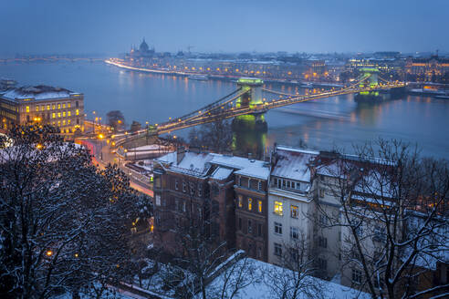 Blick auf die Kettenbrücke, die Donau und das ungarische Parlamentsgebäude von der Budapester Burg im Winter, UNESCO-Weltkulturerbe, Budapest, Ungarn, Europa - RHPLF05264