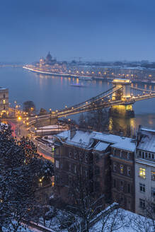 Blick auf die Kettenbrücke, die Donau und das ungarische Parlamentsgebäude von der Budapester Burg im Winter, UNESCO-Weltkulturerbe, Budapest, Ungarn, Europa - RHPLF05265