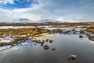 Blick auf Berge und gefrorenes Wasser in der Nähe von Bridge of Orchy, Highlands, Argyll und Bute, Schottland, Vereinigtes Königreich, Europa - RHPLF05267