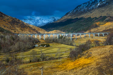 Ansicht des Glenfinnan-Viadukts, eines Eisenbahnviadukts an der West Highland Line in Glenfinnan, Inverness-shire, Schottland, Vereinigtes Königreich, Europa - RHPLF05269