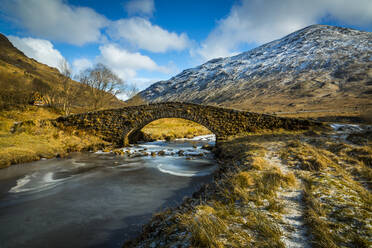 Blick auf Berge und Cattle Bridge im Winter, im Argyll Forest and National Park, Highlands, Schottland, Vereinigtes Königreich, Europa - RHPLF05275