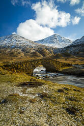 Blick auf Berge und Cattle Bridge im Winter, im Argyll Forest and National Park, Highlands, Schottland, Vereinigtes Königreich, Europa - RHPLF05279