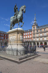 Blick auf die Statue von Philipp III. und die Architektur in der Calle Mayor, Madrid, Spanien, Europa - RHPLF05283