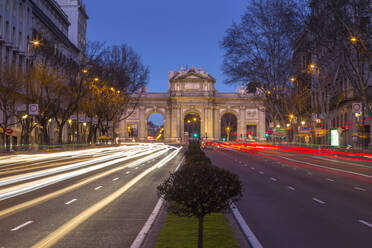 Blick auf Lichterketten und Plaza de la Independencia in der Abenddämmerung, Madrid, Spanien, Europa - RHPLF05284