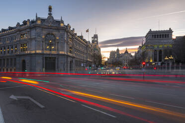 Blick auf die Lichter in der Calle de Alcala und den Eingang zur Gran Via in der Abenddämmerung, Madrid, Spanien, Europa - RHPLF05285