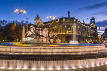 Blick auf den Cibeles-Brunnen an der Plaza Cibeles und der Calle de Alcala in der Abenddämmerung, Madrid, Spanien, Europa - RHPLF05286