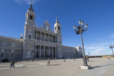 Blick auf die Kathedrale von Madrid an einem sonnigen Morgen, Madrid, Spanien, Europa - RHPLF05287