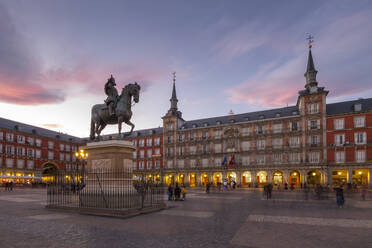 Blick auf die Statue von Philipp III. und die Architektur in der Calle Mayor in der Abenddämmerung, Madrid, Spanien, Europa - RHPLF05290