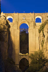 Puente Nuevo (Neue Brücke) bei Nacht beleuchtet, Ronda, Andalusien, Spanien, Europa - RHPLF05295