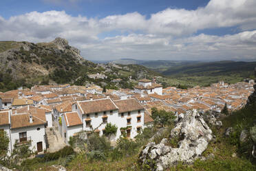 Blick über das andalusische weiße Dorf, Grazalema, Naturpark Sierra de Grazalema, Andalusien, Spanien, Europa - RHPLF05301