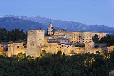 Die Alhambra, UNESCO-Weltkulturerbe, und die Berge der Sierra Nevada vom Mirador de San Nicolas, Granada, Andalusien, Spanien, Europa - RHPLF05313