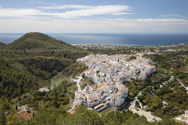 Blick über das weiße andalusische Dorf auf das Meer, Frigiliana, Provinz Malaga, Costa del Sol, Andalusien, Spanien, Europa - RHPLF05315