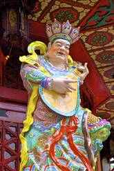 Statue von Dhrtarastra, einem der vier himmlischen Könige im Wong-Tai-Sin-Tempel, Hongkong, China, Asien - RHPLF05325