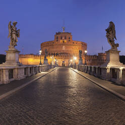 Mausoleum des Hadrian, Engelsburg, Brücke Ponte Sant'Angelo, UNESCO-Weltkulturerbe, Rom, Latium, Italien, Europa - RHPLF05334