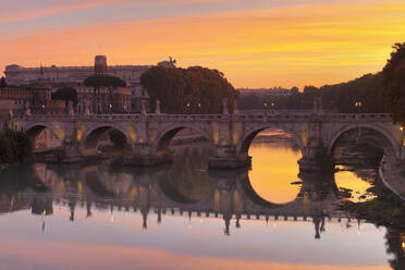 Ponte Sant'Angelo-Brücke bei Sonnenaufgang, UNESCO-Weltkulturerbe, Fluss Tiber, Rom, Latium, Italien, Europa - RHPLF05335