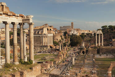 Forum Romanum (Foro Romano), dahinter das Kolosseum, UNESCO-Weltkulturerbe, Rom, Latium, Italien, Europa - RHPLF05340