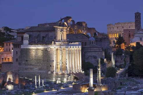 Roman Forum (Foro Romano), Colosseum behind, UNESCO World Heritage Site, Rome, Lazio, Italy, Europe - RHPLF05342