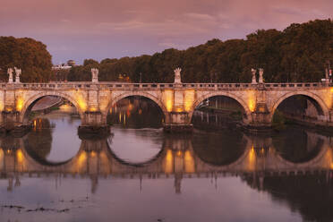 Ponte Sant'Angelo-Brücke spiegelt sich im Tiber bei Sonnenuntergang, Rom, Latium, Italien, Europa - RHPLF05347