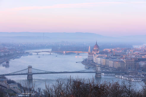 Blick über die Stadt und die Donau bei Sonnenuntergang von der Zitadelle auf dem Gellertberg, Budapest, Ungarn, Europa - RHPLF05352
