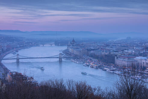 Blick über die Stadt und die Donau in der Abenddämmerung von der Zitadelle auf dem Gellertberg, Budapest, Ungarn, Europa - RHPLF05353