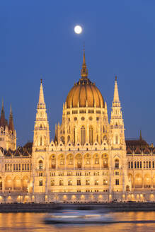 Parlamentsgebäude in der Abenddämmerung, Budapest, Ungarn, Europa - RHPLF05357