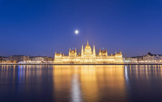 Parlamentsgebäude und Donau in der Abenddämmerung, Budapest, Ungarn, Europa - RHPLF05358