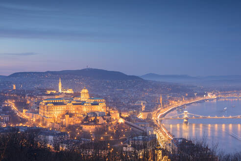 Blick über die Stadt in der Abenddämmerung von der Zitadelle auf dem Gellertberg, Budapest, Ungarn, Europa - RHPLF05362