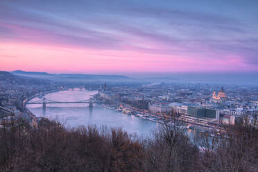 Überblick über die Stadt bei Sonnenuntergang von der Zitadelle auf dem Gellertberg, Budapest, Ungarn, Europa - RHPLF05363