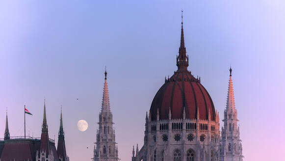 Panoramablick auf die Kuppel und den Turm des Parlamentsgebäudes, Budapest, Ungarn, Europa - RHPLF05366