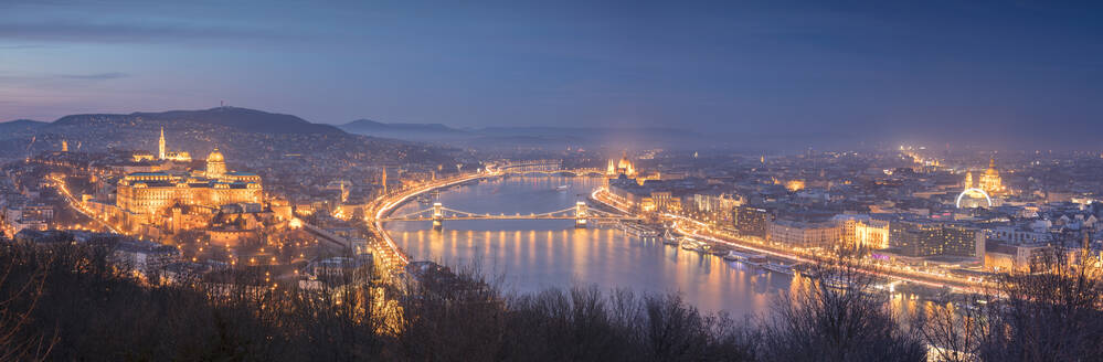 Panoramablick auf die Stadt in der Abenddämmerung von der Zitadelle auf dem Gellertberg, Budapest, Ungarn, Europa - RHPLF05368