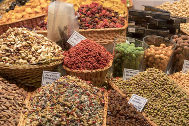 Pistachio and goji berries, La Boqueria Market, Ciudad Vieja, Barcelona, Catalonia, Spain, Europe - RHPLF05370