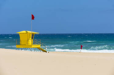 Wächterhaus, Weiße Sanddünen im Naturpark von Corralejo, Fuerteventura, Kanarische Inseln, Spanien, Atlantik, Europa - RHPLF05389