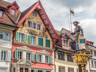 Bunte historische Gebäude und Statue, Zug, Schweiz, Europa - RHPLF05405