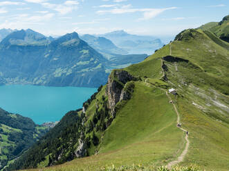 Blick auf Berge und Vierwaldstättersee vom Stoos Gratweg, Schweizer Alpen, Schweiz, Europa - RHPLF05406