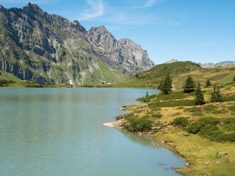 Blick auf Berge und den Trubsee, einen natürlichen See bei Engelberg, Schweizer Alpen, Schweiz, Europa - RHPLF05410