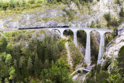 Dampfzug überquert den Landwasserviadukt, UNESCO-Welterbe, Filisur, Albulatal, Graubünden, Schweiz, Europa - RHPLF05411