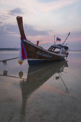 Langschwanzboot am Rawai Beach, Phuket, Thailand, Südostasien, Asien - RHPLF05427