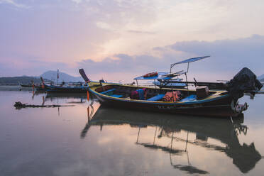 Langschwanzboot am Rawai Beach, Phuket, Thailand, Südostasien, Asien - RHPLF05428