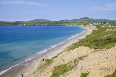 View across bay from Trwyn y Penrhyn to Aberdaron on the Lleyn Peninsula (Pen Llyn), Gwynedd, North Wales, Wales, United Kingdom, Europe - RHPLF05432