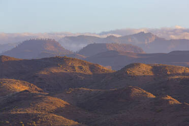 Blick auf die schroffen Berge des Parque Natural Pilancones in der Nähe von Maspalomas, Gran Canaria, Kanarische Inseln, Spanien, Atlantik, Europa - RHPLF05433