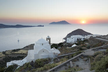 Weiße griechische Kirche und die Bucht von Milos von der Burg Plaka aus bei Sonnenuntergang, Plaka, Milos, Kykladen, Ägäisches Meer, Griechische Inseln, Griechenland, Europa - RHPLF05448