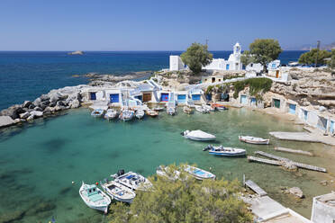 Blick über den Fischerhafen mit Booten und bunten Bootshäusern, Mandrakia, Milos, Kykladen, Ägäisches Meer, Griechische Inseln, Griechenland, Europa - RHPLF05451